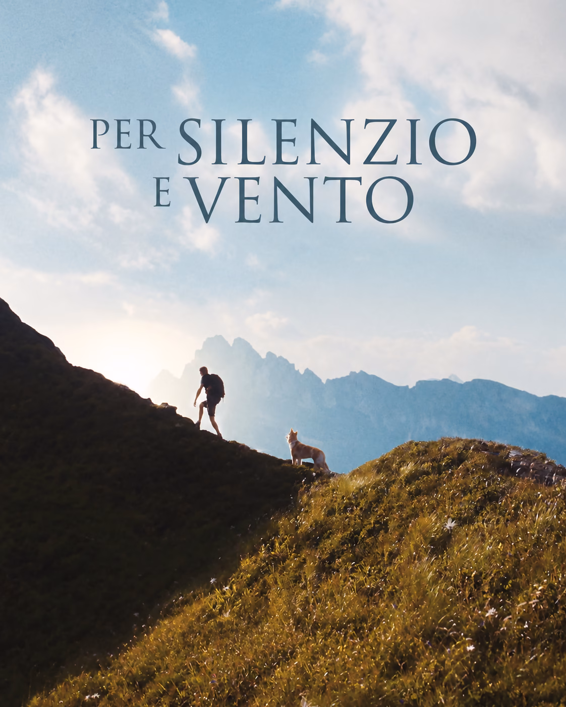 Locandina di Per silenzio e vento (2026): un escursionista e un cane su un crinale montano, con le vette delle Dolomiti sullo sfondo.